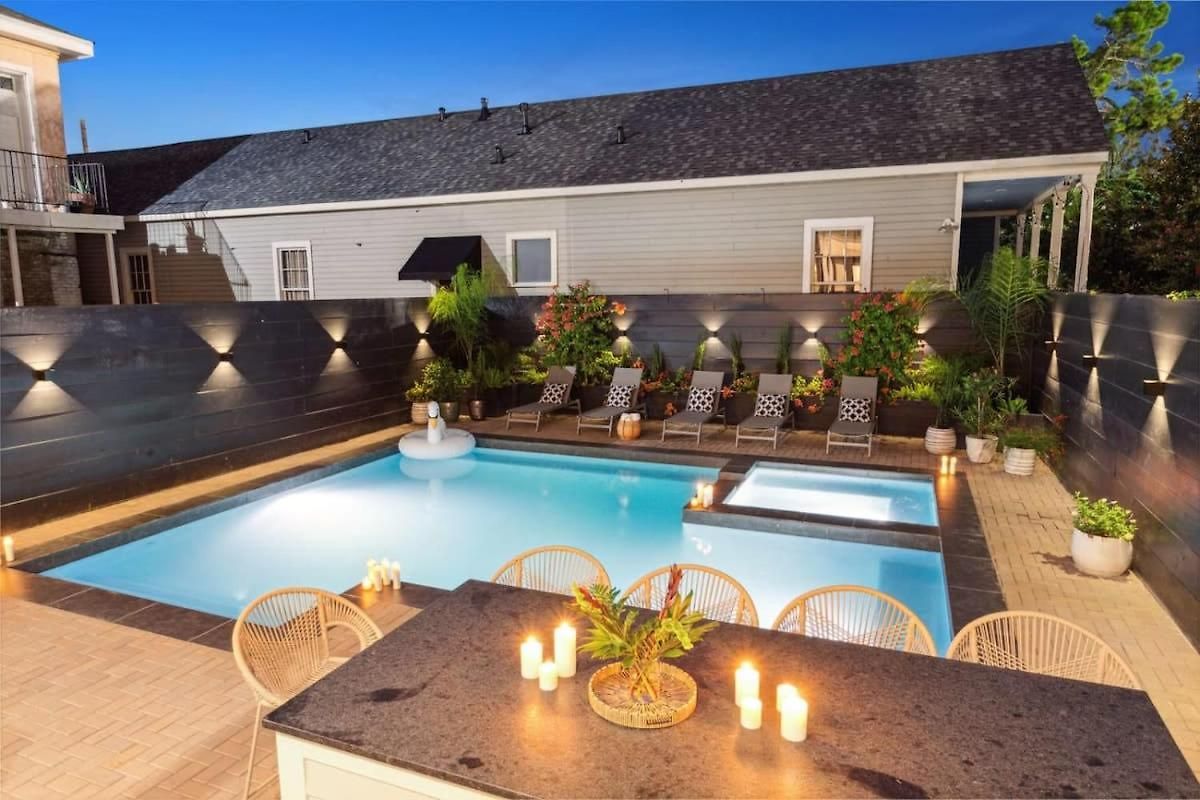 Gorgeous Grand With Heated Pool Holiday home *
