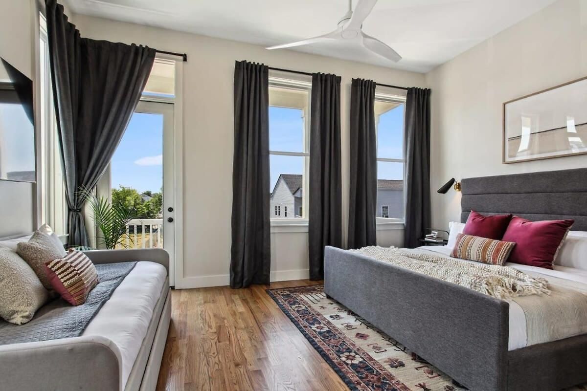 Gorgeous Grand With Heated Pool Holiday home New Orleans