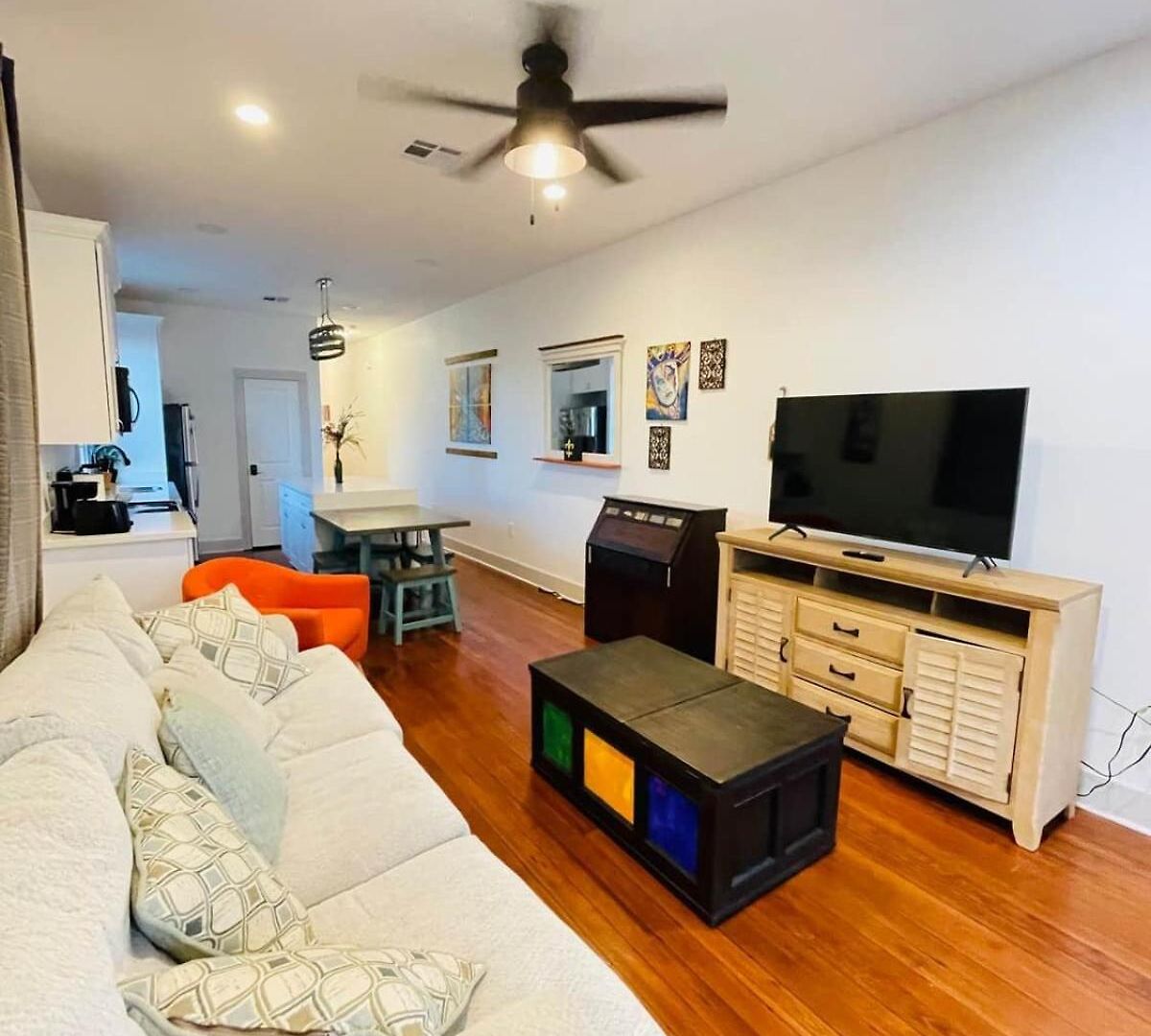 Beautiful Allen Toussaint Earhart Duplex Holiday home