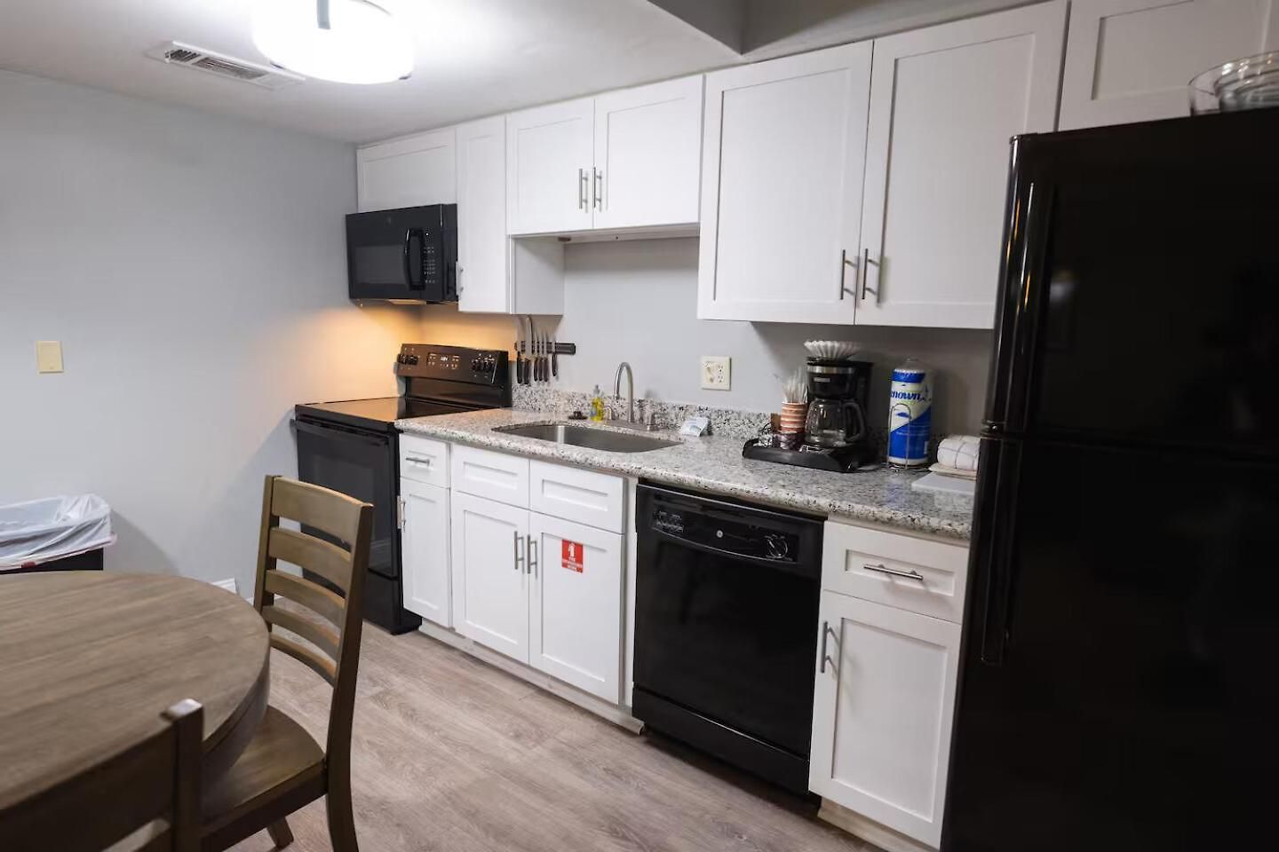 Frenchmen 2br W Pool & Free Parking