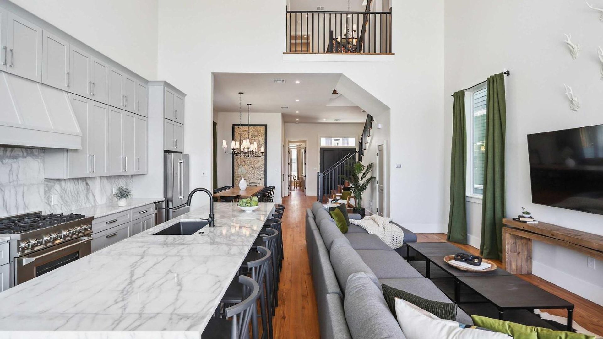 Luxe 7 Bedroom With Pool And 1 Block To Parade Route Holiday home
