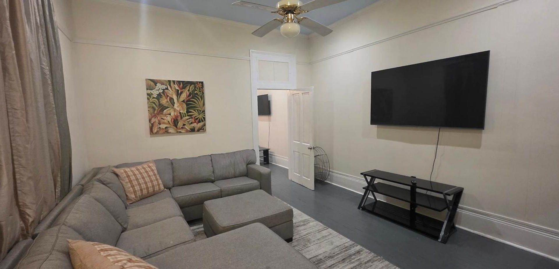 Apartment 2br Penthouse On Claiborne