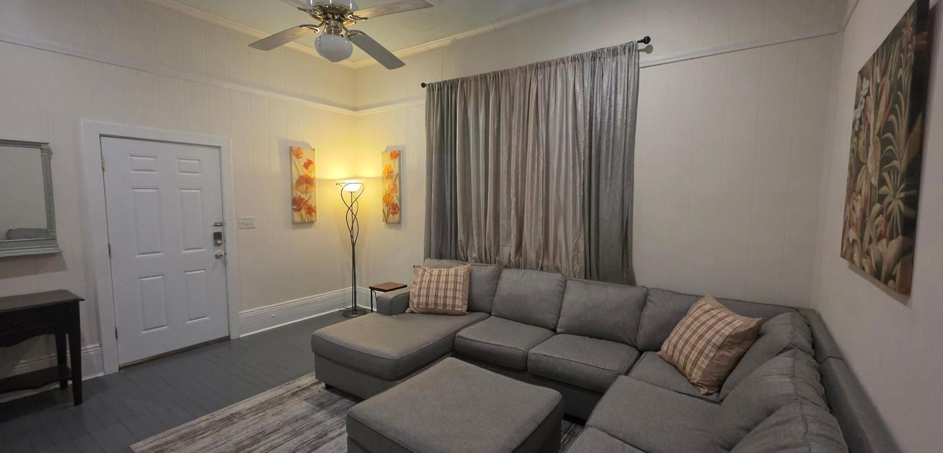 2br Penthouse On Claiborne Apartment *