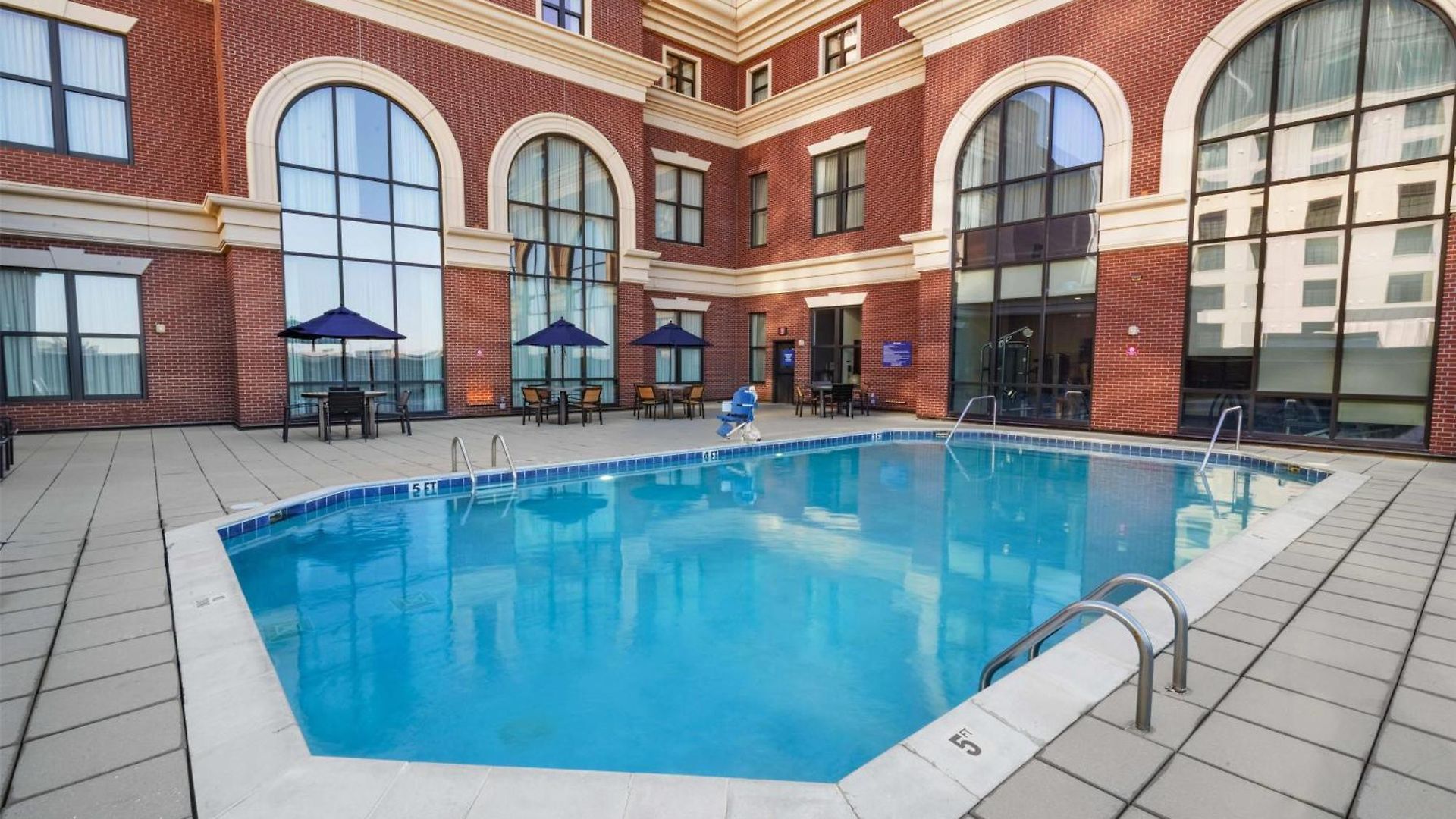 Hotel Drury Plaza 4*