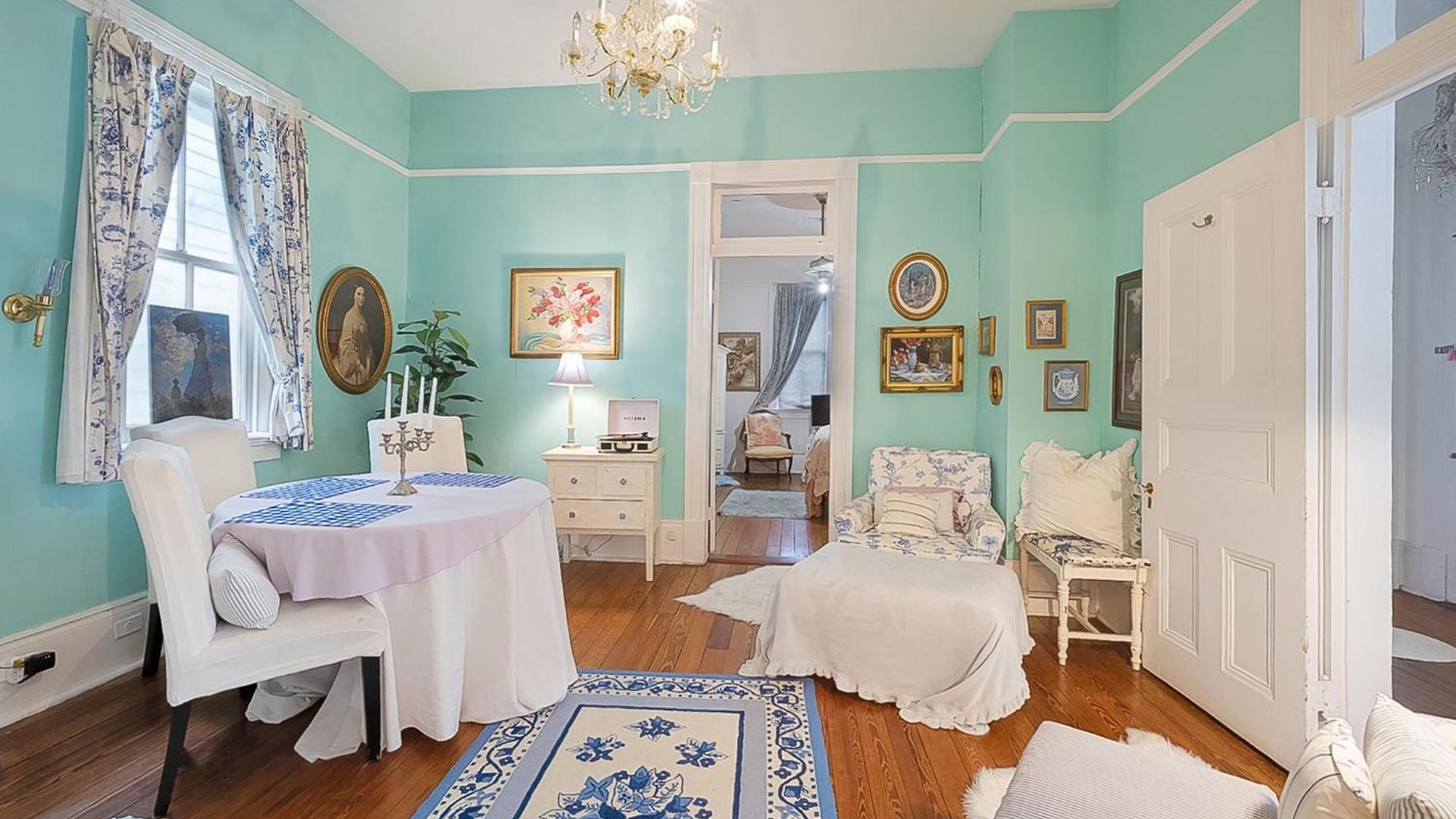 Holiday home 4br 3 Ba Huge, Balcony, Cemetery, Streetcar Sleeps 8! *