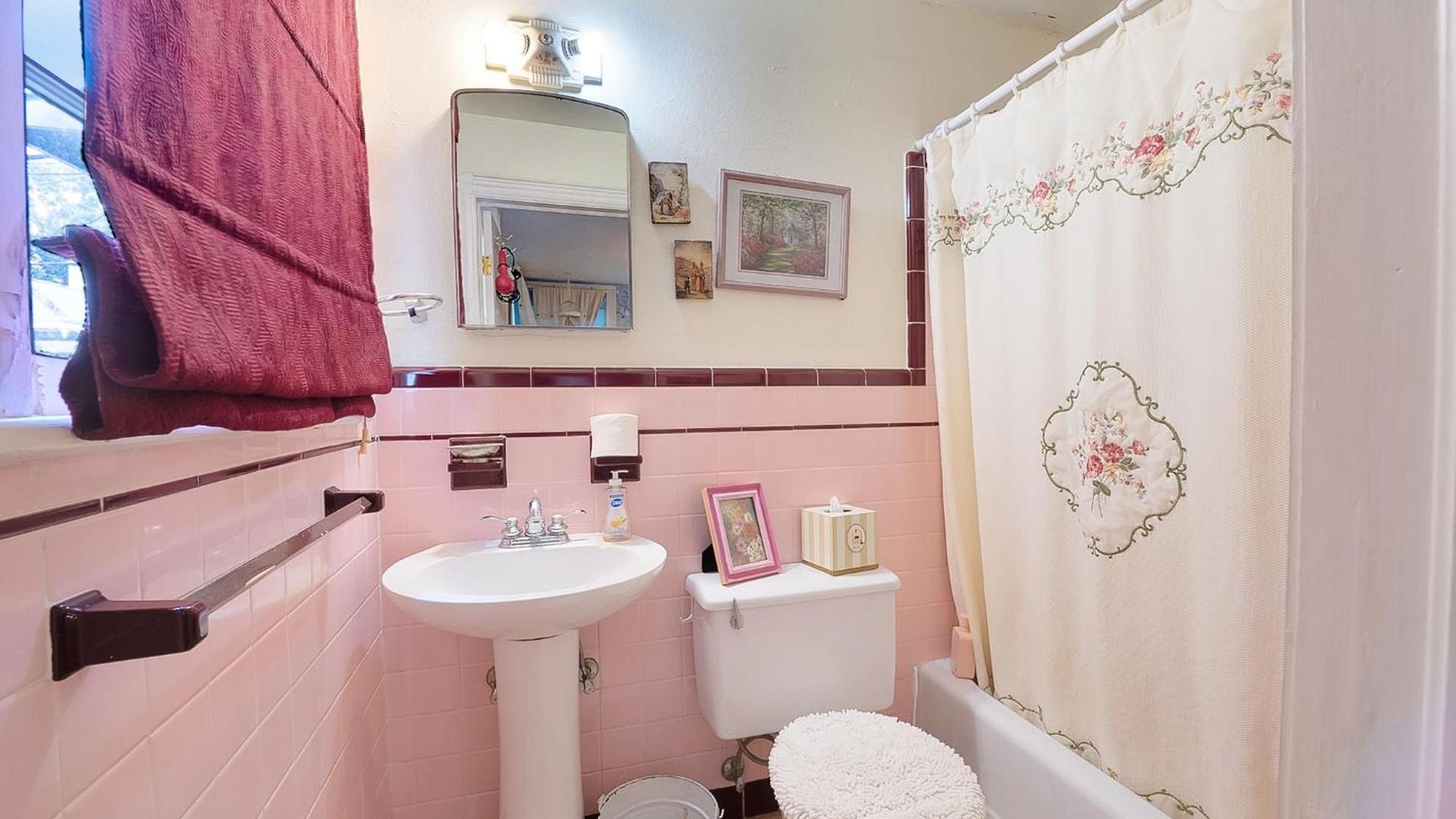 Holiday home 4br 3 Ba Huge, Balcony, Cemetery, Streetcar Sleeps 8!