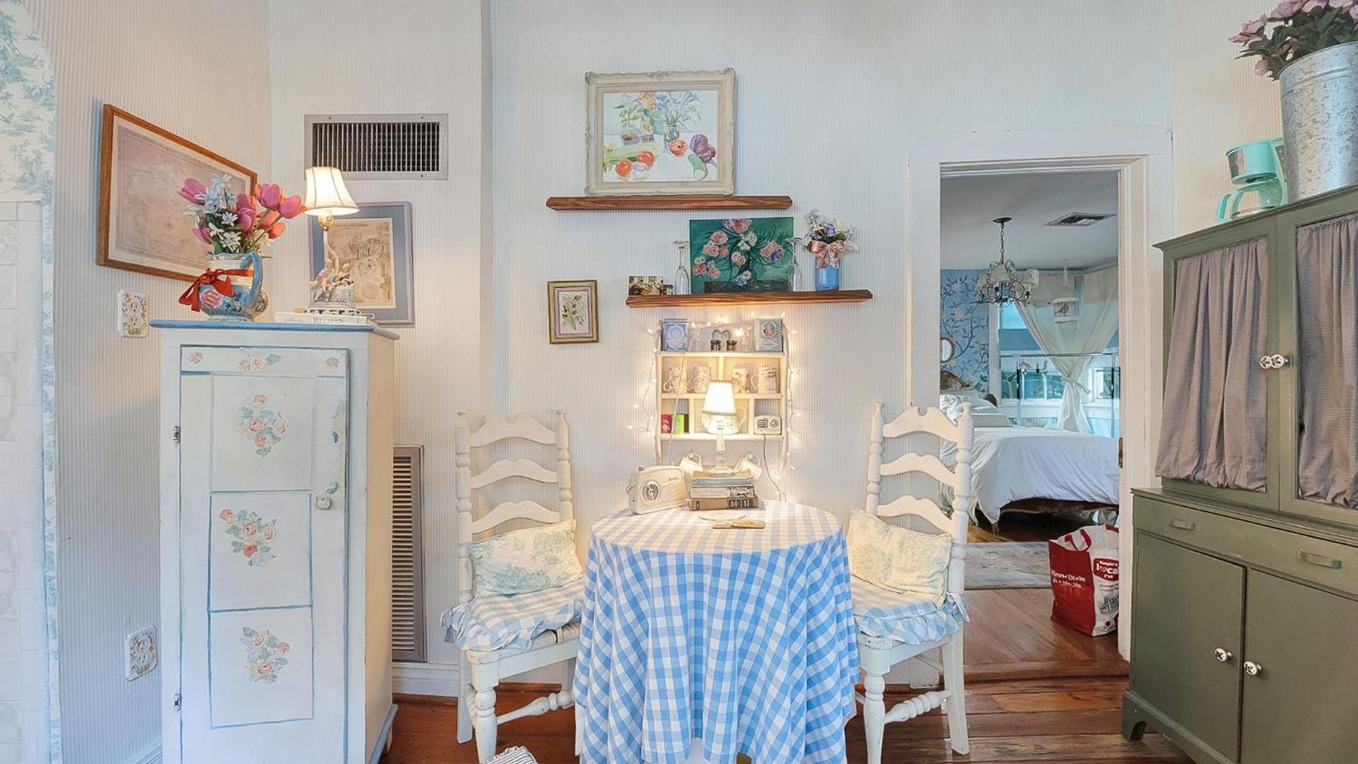 Holiday home 4br 3 Ba Huge, Balcony, Cemetery, Streetcar Sleeps 8! *
