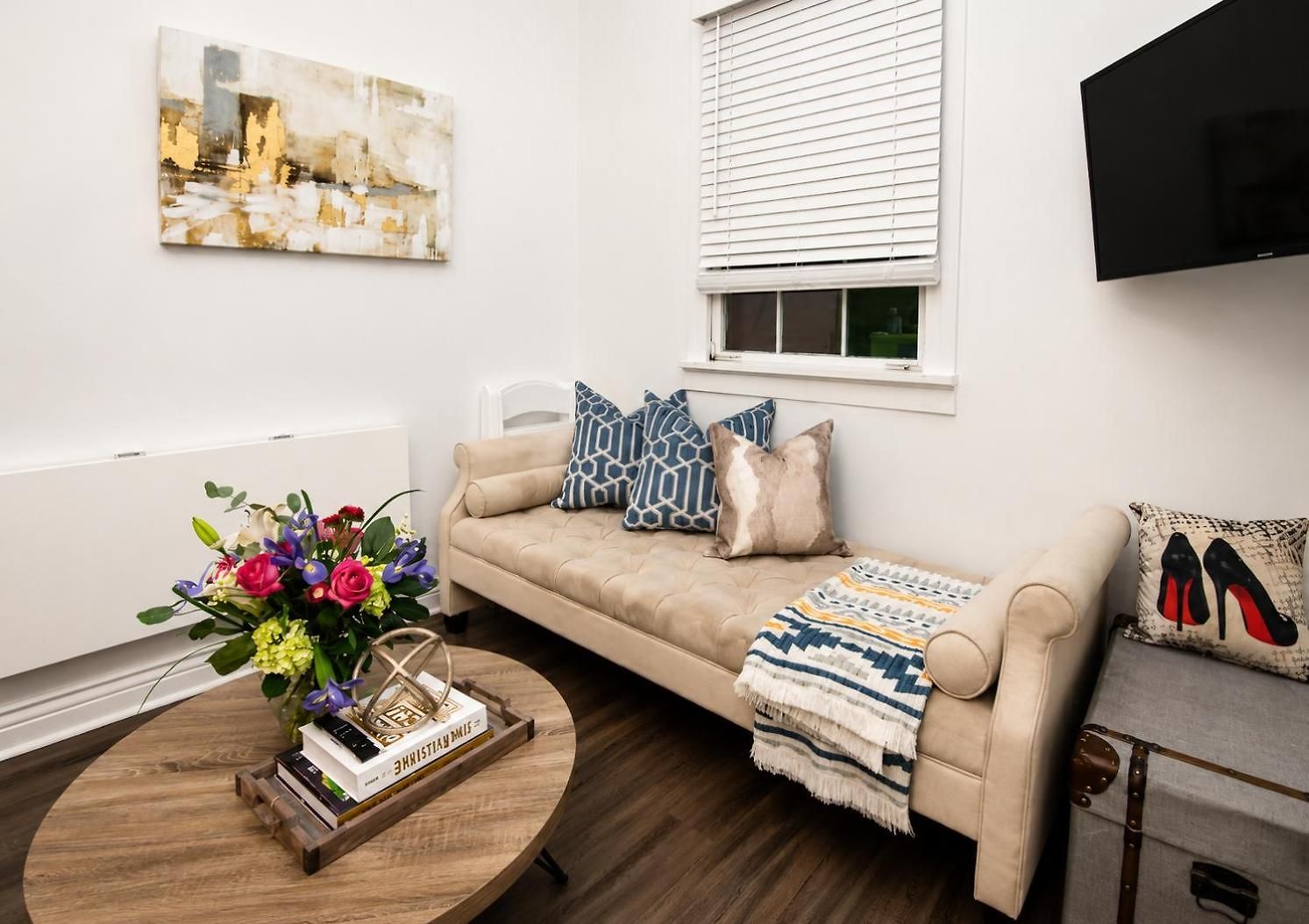 5 Bedroom - Sleeps 8! Steps From Bourbon Street! Bed & Breakfast