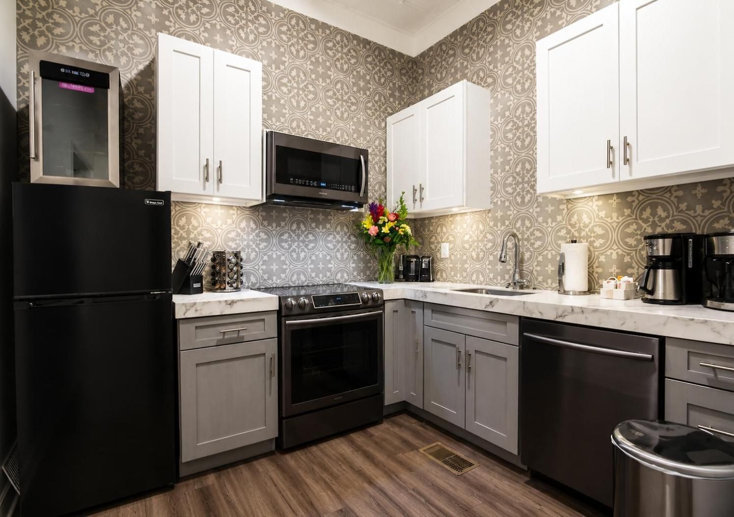 5 Bedroom - Sleeps 8! Steps From Bourbon Street! Bed & Breakfast