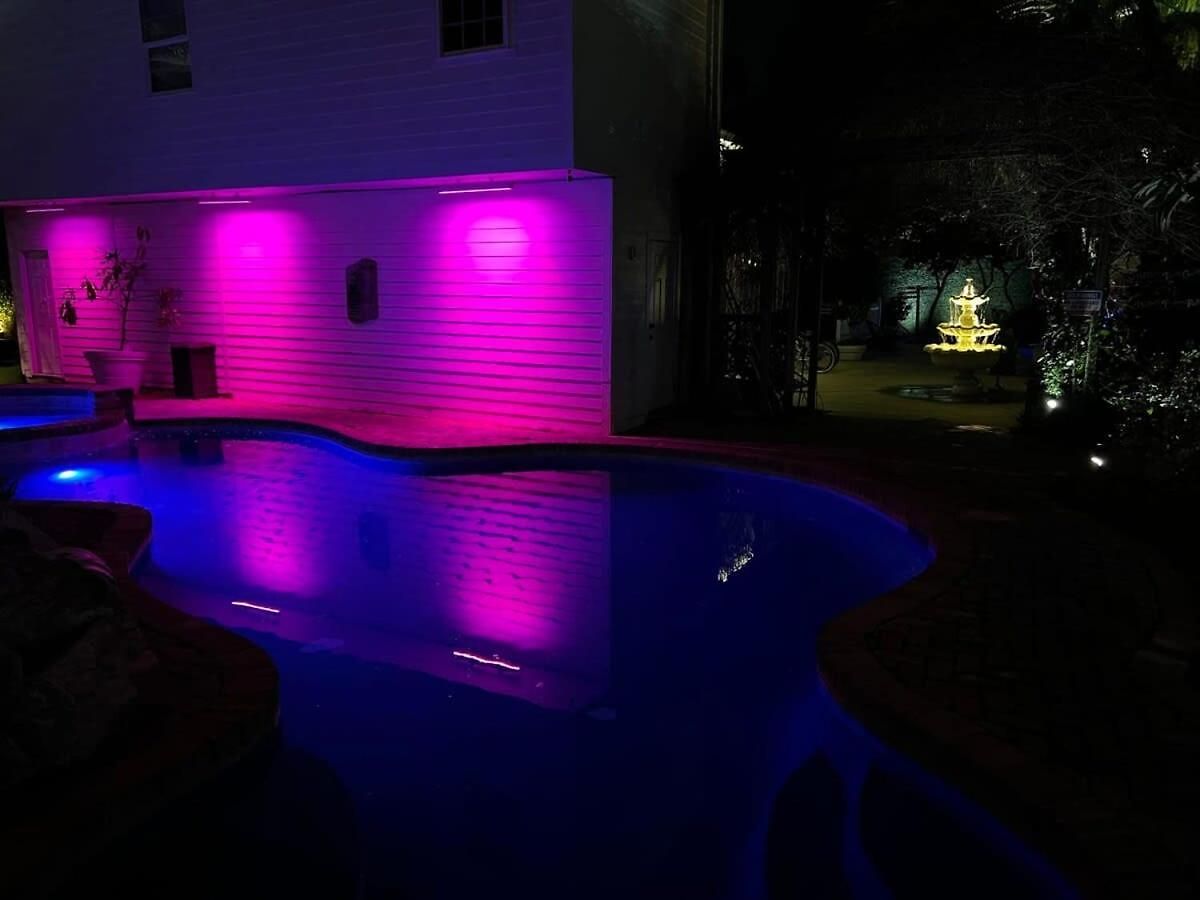 5 Bedroom - Sleeps 8! Steps From Bourbon Street!