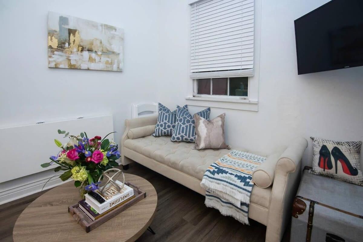 5 Bedroom - Sleeps 8! Steps From Bourbon Street! Bed & Breakfast 3*