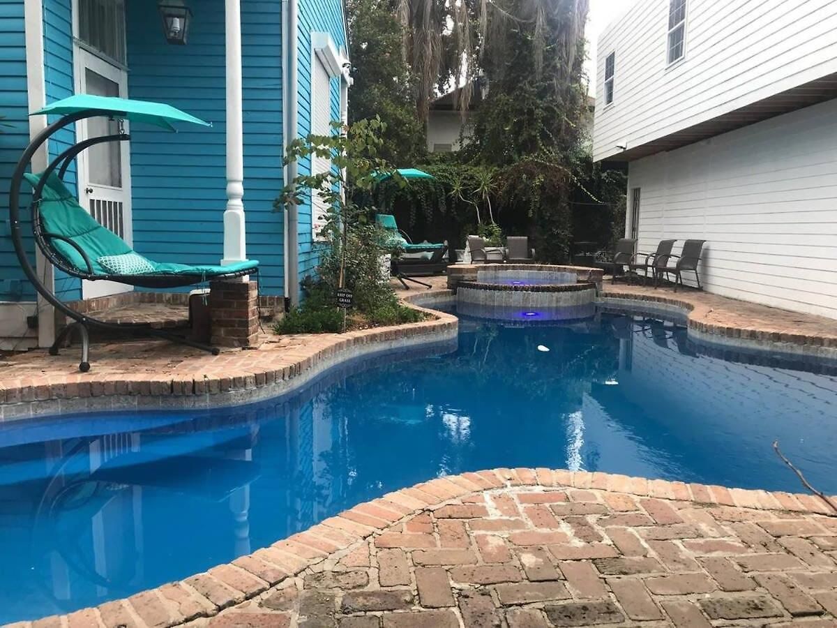 5 Bedroom - Sleeps 8! Steps From Bourbon Street! Bed & Breakfast New Orleans