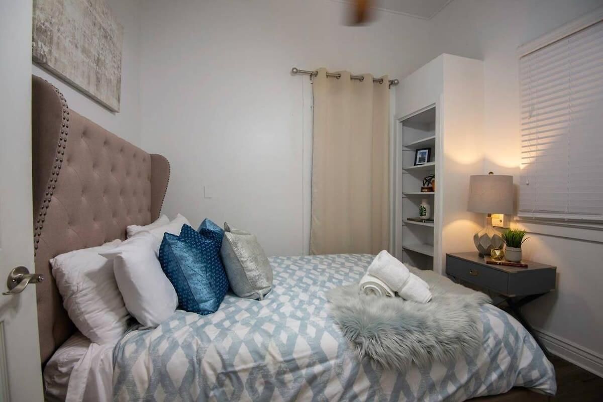 5 Bedroom - Sleeps 8! Steps From Bourbon Street! 3*