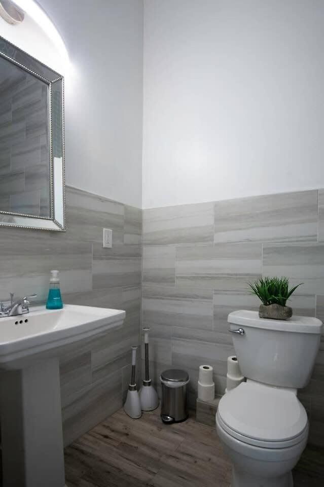 5 Bedroom - Sleeps 8! Steps From Bourbon Street! Bed & Breakfast New Orleans