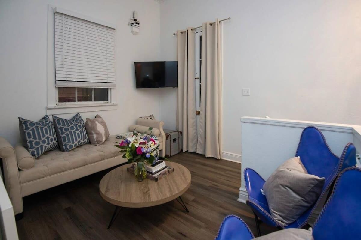Bed & Breakfast 5 Bedroom - Sleeps 8! Steps From Bourbon Street! New Orleans