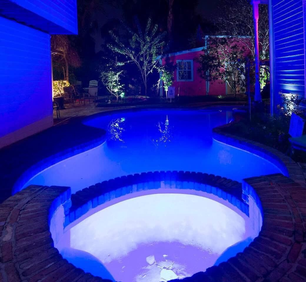 5 Bedroom - Sleeps 8! Steps From Bourbon Street!
