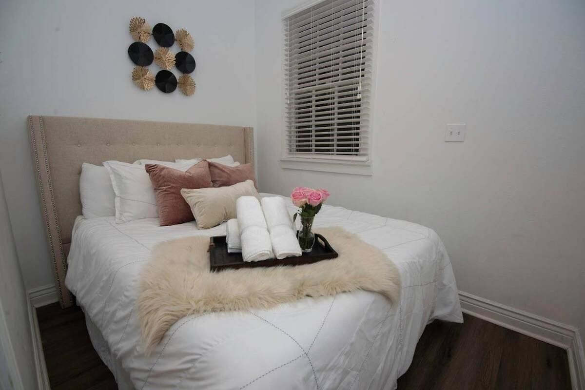 Bed & Breakfast 5 Bedroom - Sleeps 8! Steps From Bourbon Street! 3*