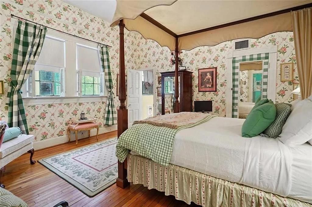 Holiday home 4br 3 Ba Huge, Balcony, Cemetery, Streetcar Sleeps 8! New Orleans