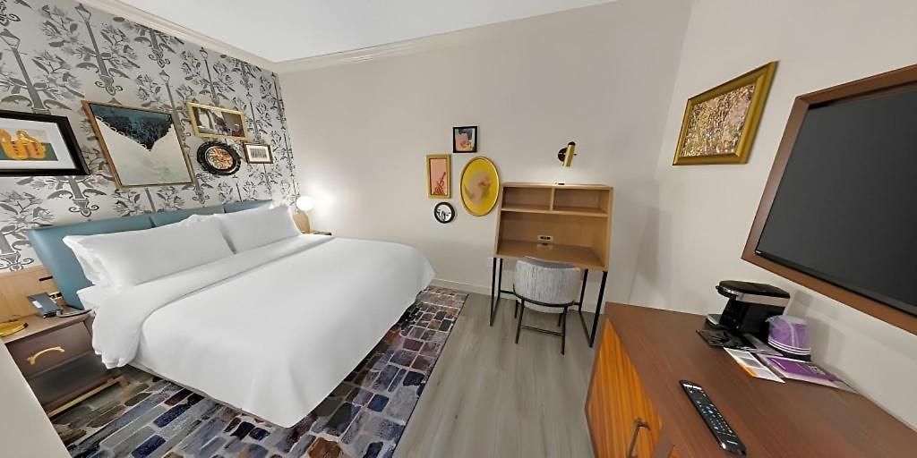 Royal St. Charles Hotel 3*
