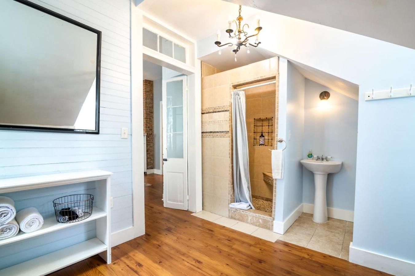 Governors Mansion 5 Bedroom-3 Bath *