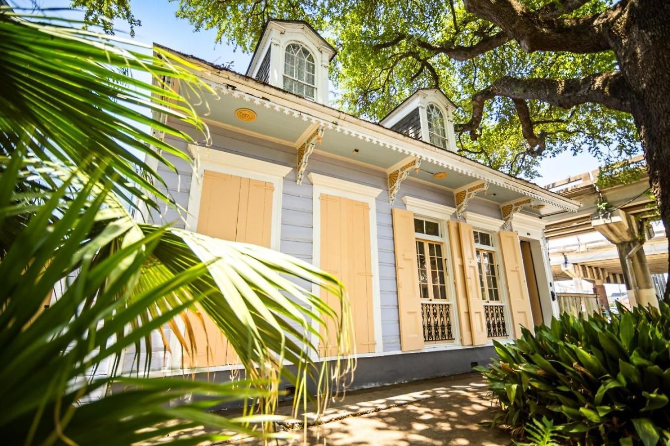 Governors Mansion 5 Bedroom-3 Bath *