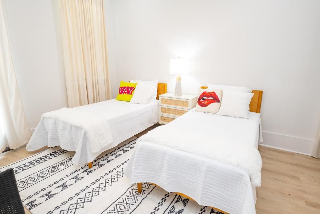 Shimmering New Nola Tvs In Bedrooms & Parking Holiday home