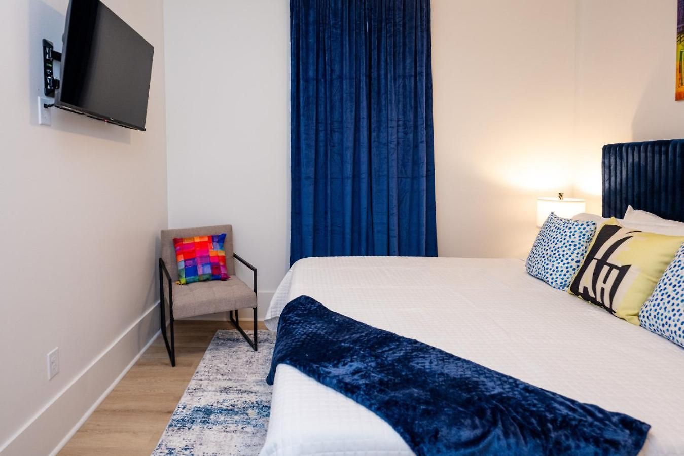 Holiday home Shimmering New Nola Tvs In Bedrooms & Parking *