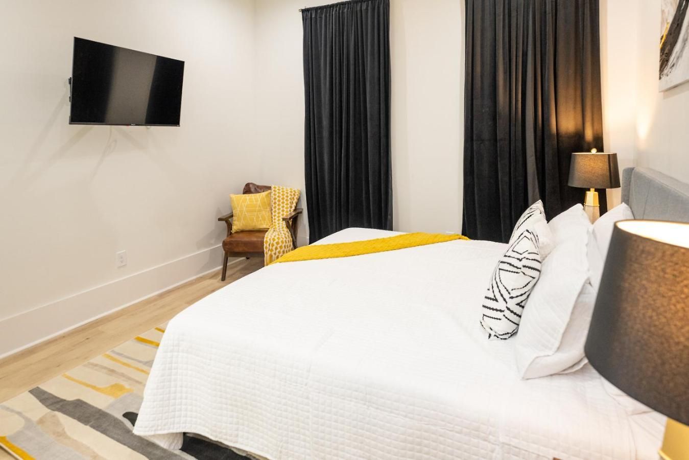 Shimmering New Nola Tvs In Bedrooms & Parking Holiday home