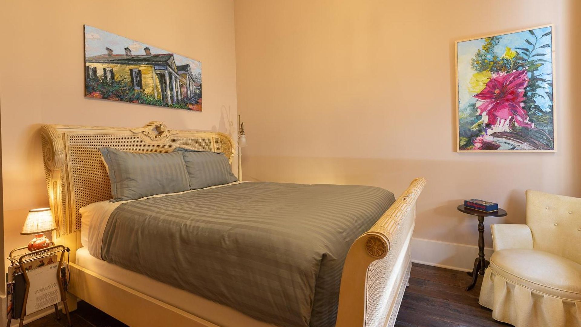 Pompadour Hotel *