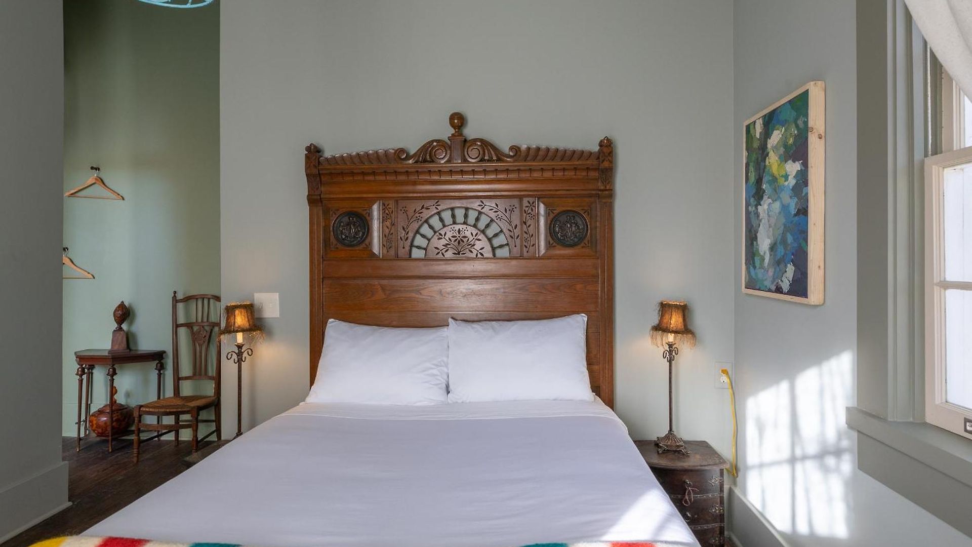 Pompadour Hotel *