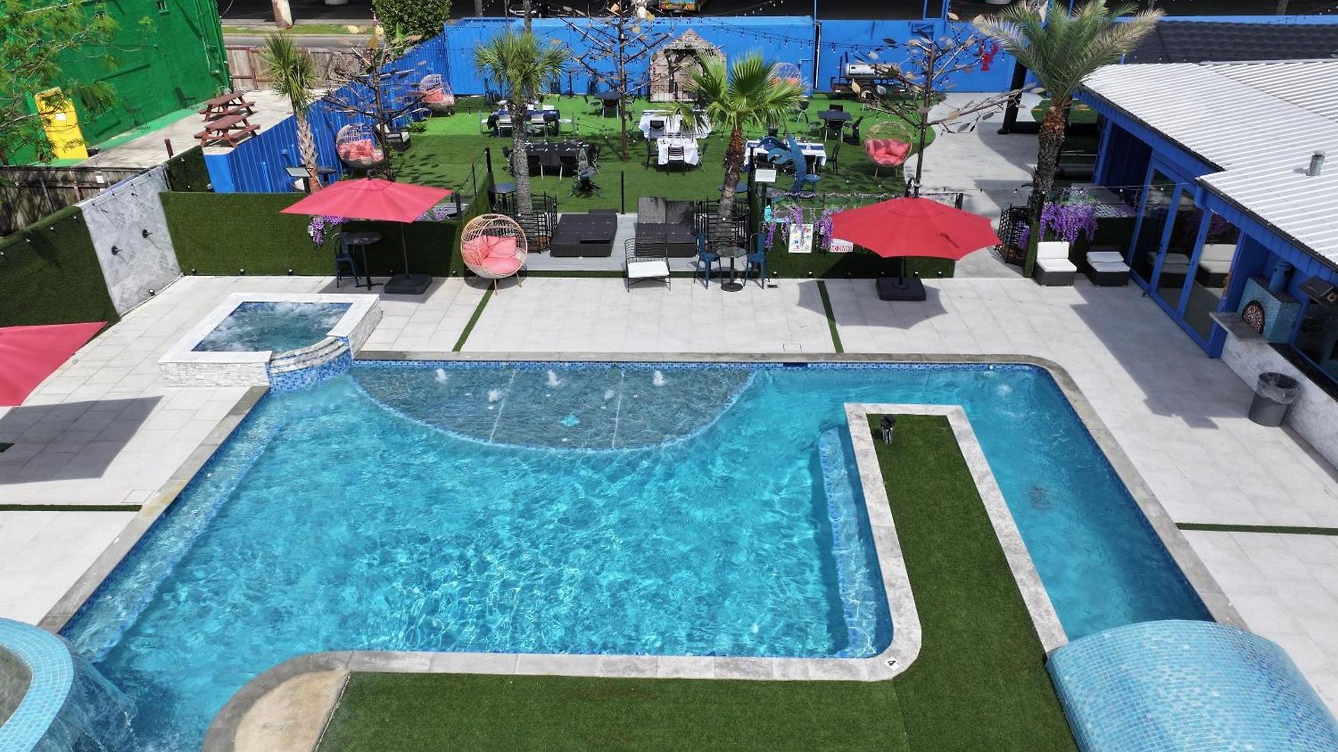 Blue Crawfish Boutique & Pool Bar Hotel