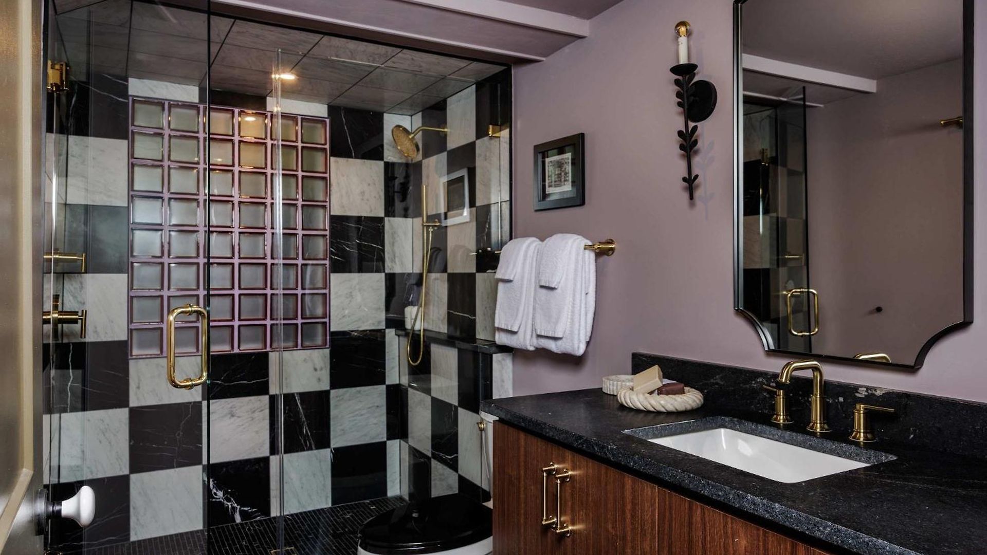 Boutique 9br With Pool Steps From French Q