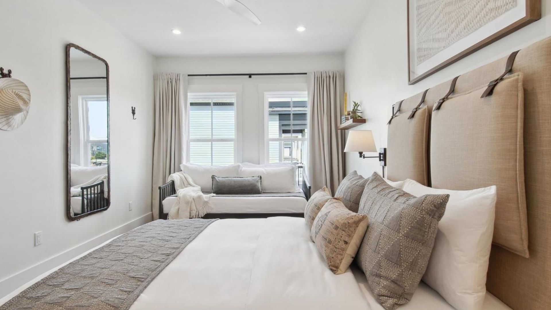 Designer 6-bedroom Pool 1 Block To Parade Route Holiday home