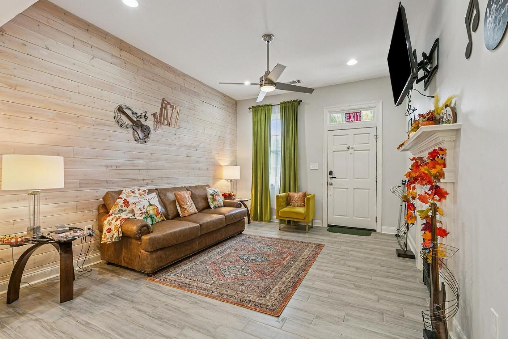 3br | Murals + Bbq, Near Ferry *