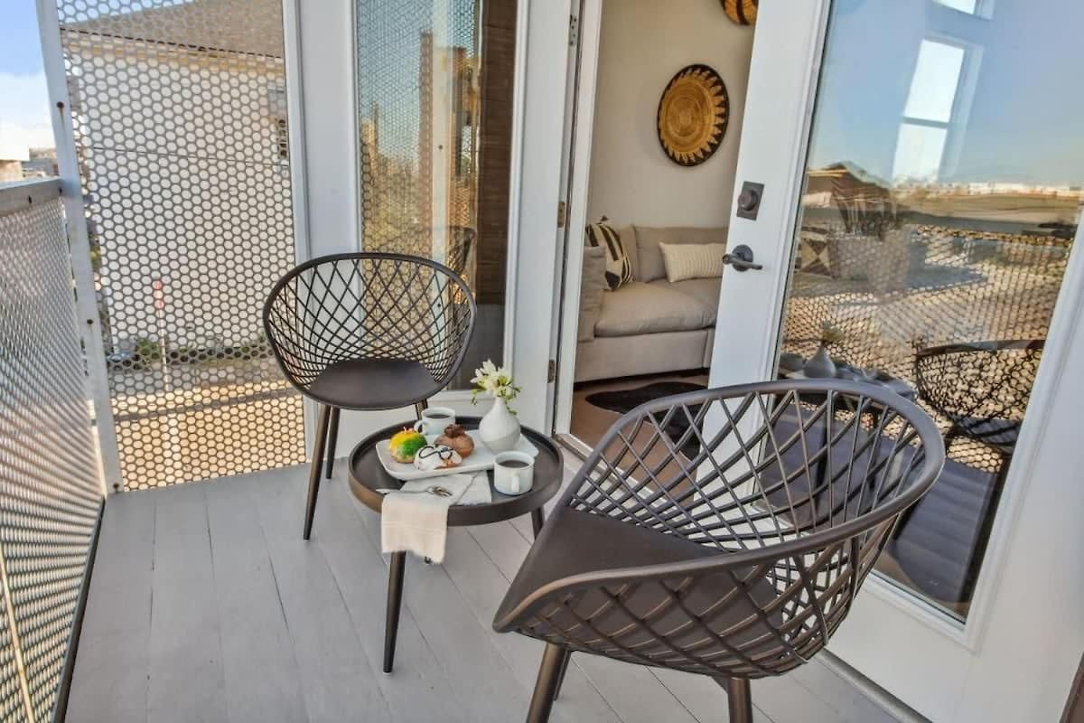 Holiday home Contemporary Hot Tub And Rooftop Deck