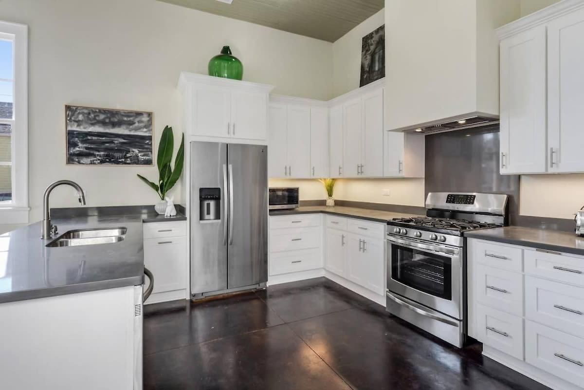 Contemporary Designer Near French Quarter Holiday home *