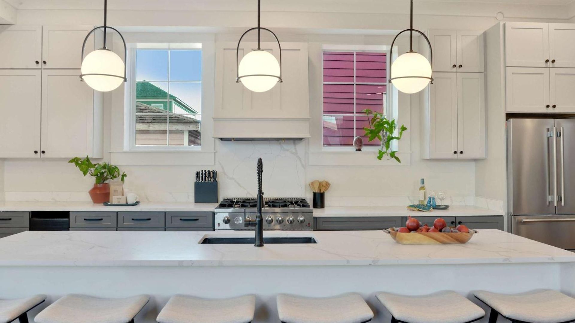 Luxe Sunlit Heated Pool & Near Cbd Holiday home