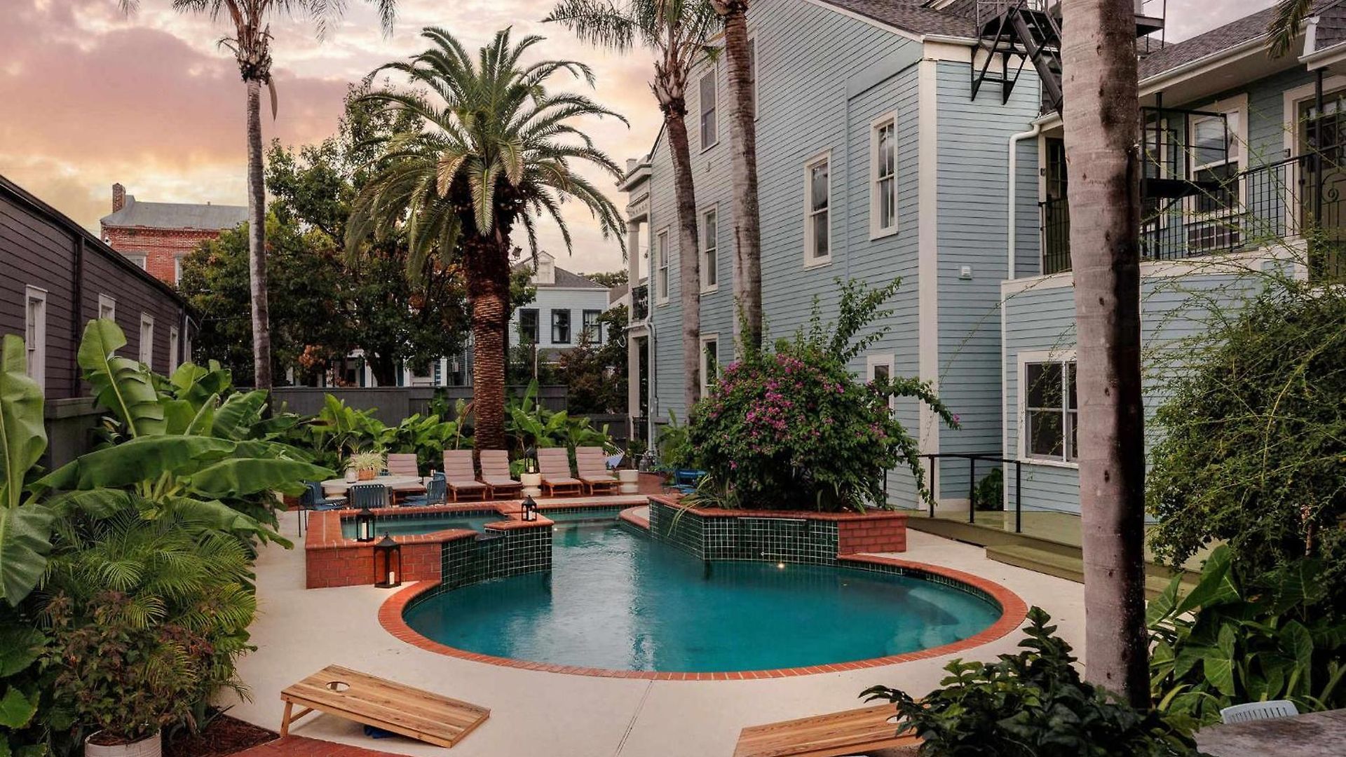 Historic Luxurious Heated Pool & Holiday home *