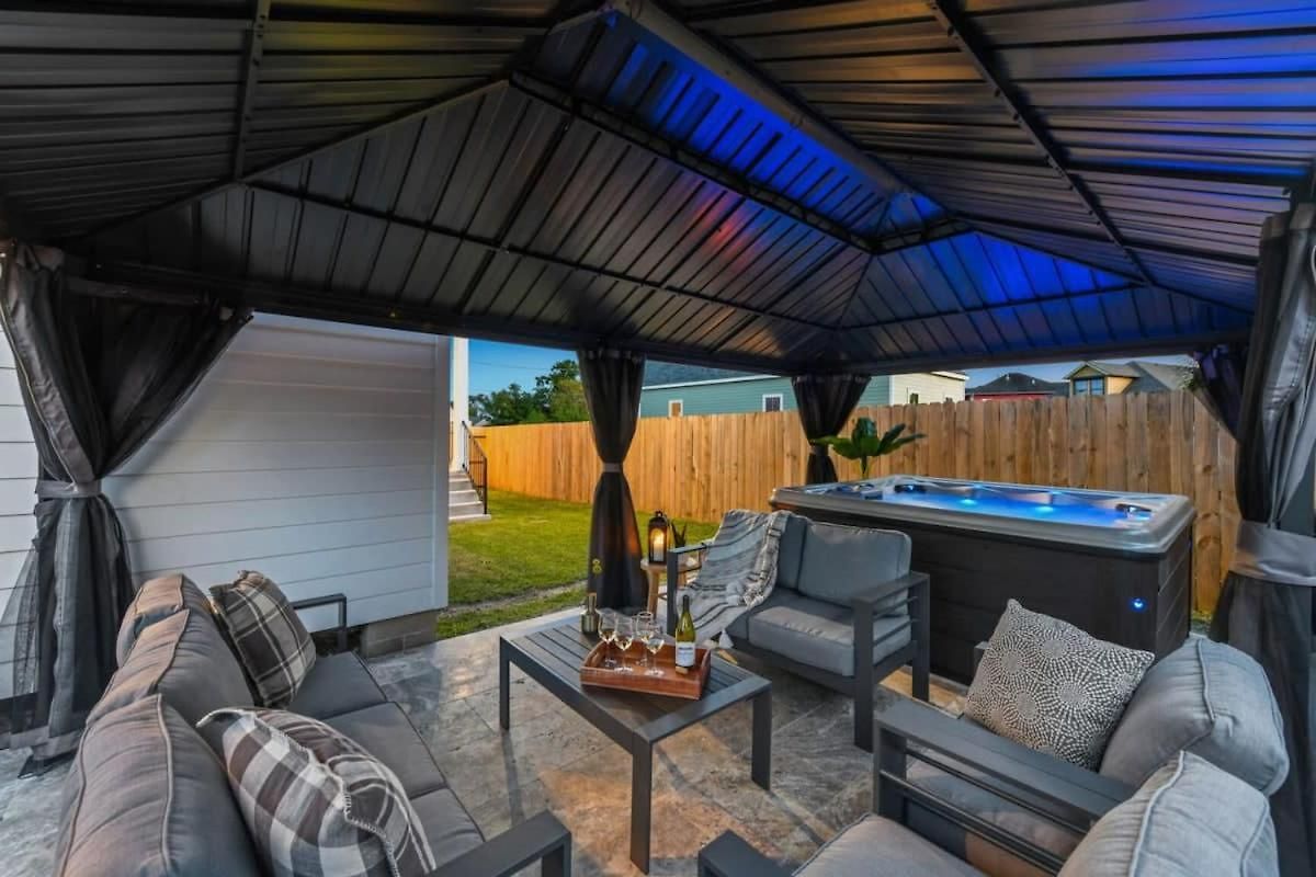 Elegant Stylish With Hot Tub & Pergola New Orleans