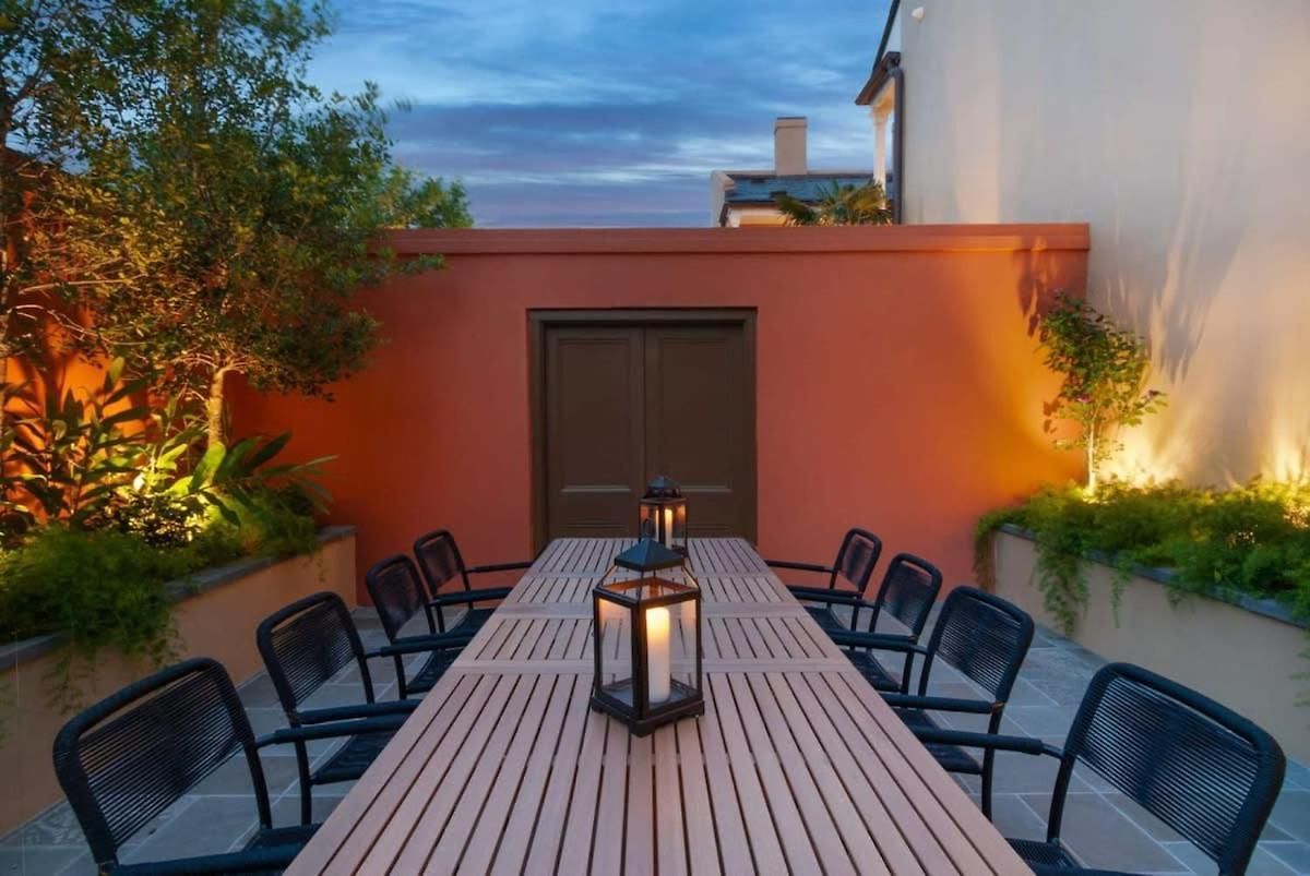 Elegant Cbd With Courtyard & Balcony