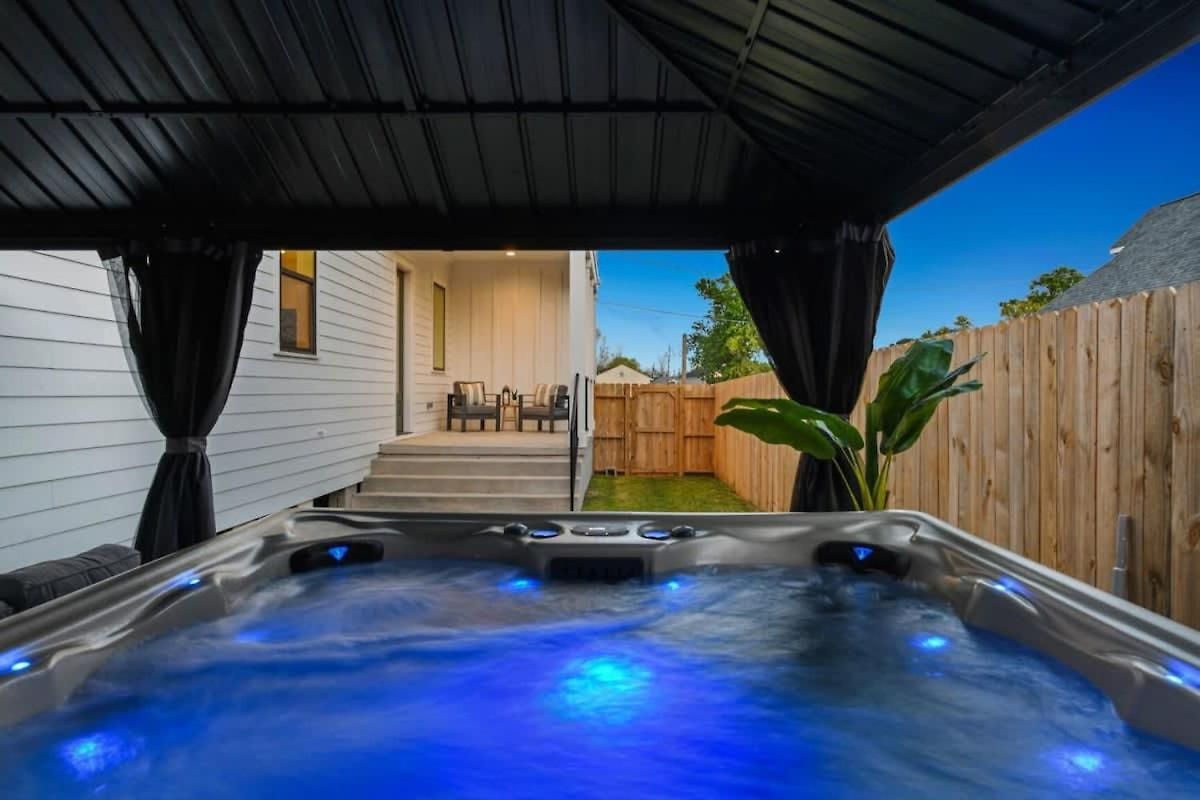 Elegant Stylish With Hot Tub & Pergola New Orleans