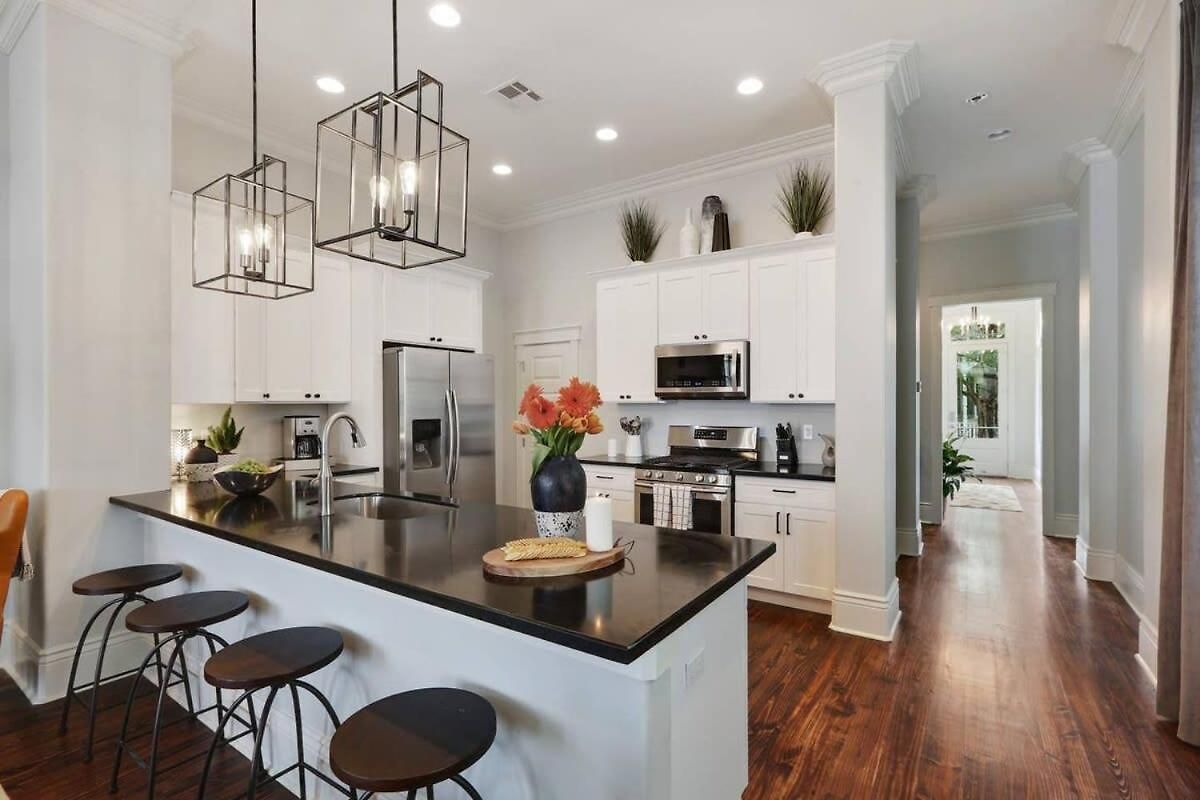 Sunny Midcentury Luxury Near French Quarter Holiday home