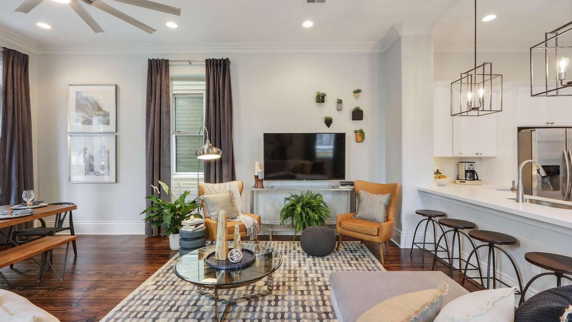 Beautiful Renovated With Private Heated Pool Holiday home