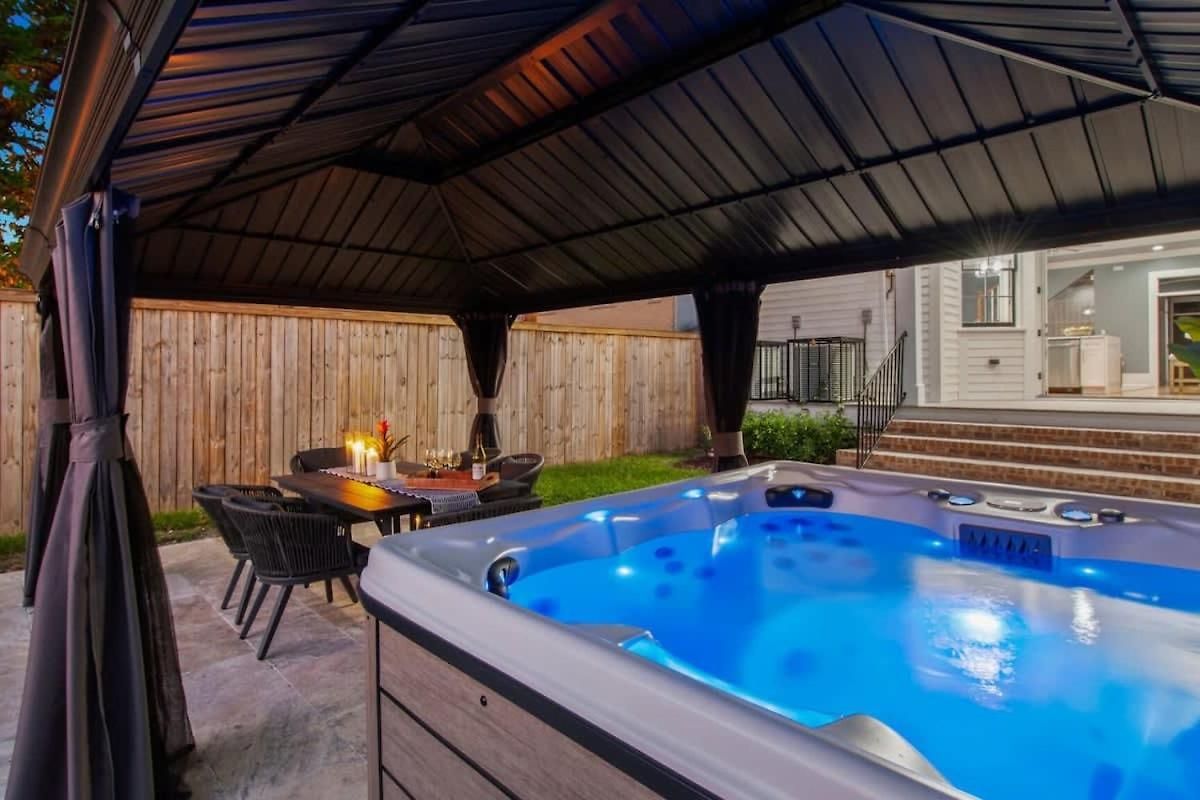Holiday home Stylish Modern With Hot Tub & Pergola New Orleans