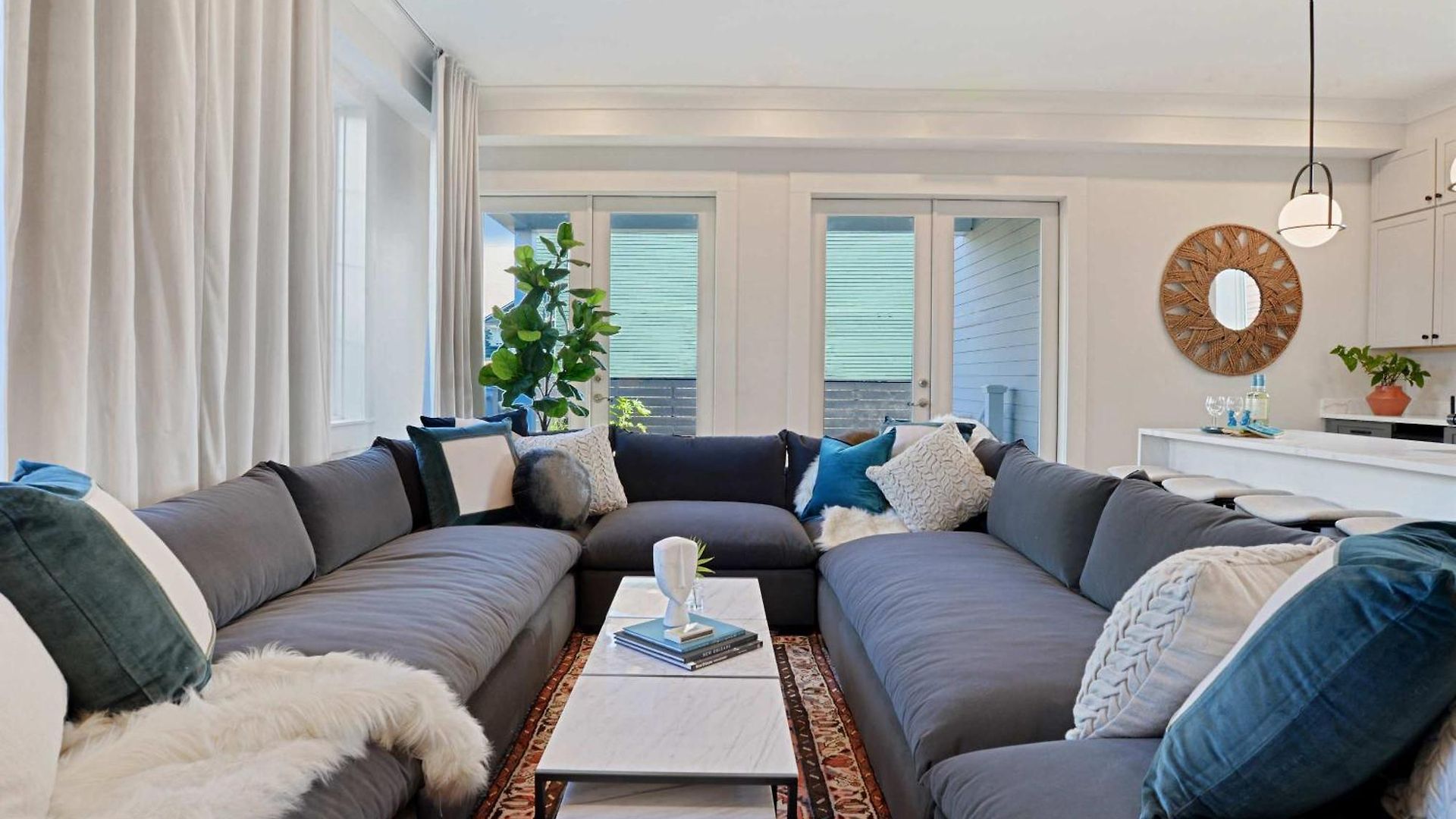 Luxe 19br Combo & Private Backyard With Pool Holiday home
