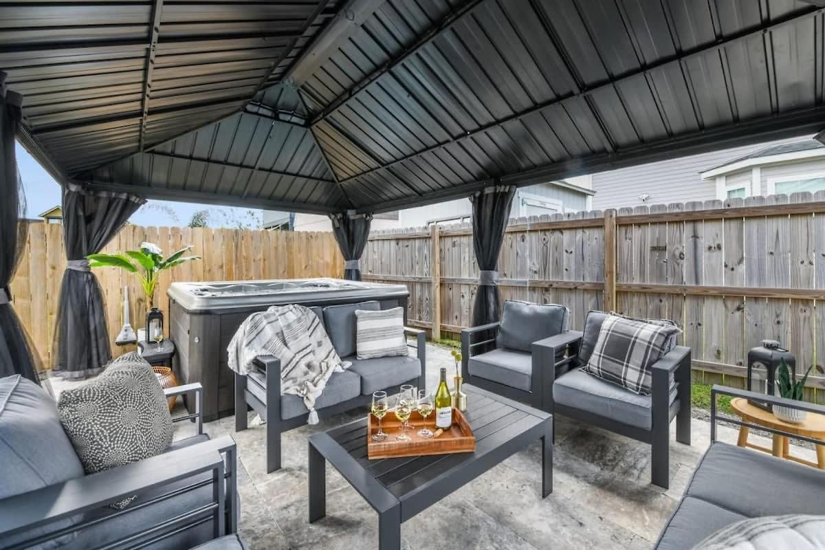 Elegant Stylish With Hot Tub & Pergola Holiday home New Orleans