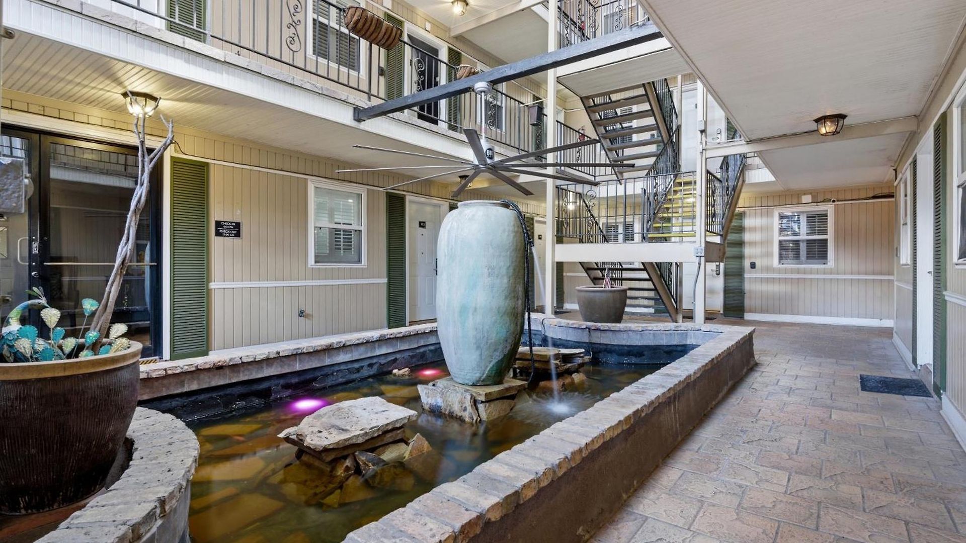 Frenchmen Private W Pool & Hot Tub Access 3*
