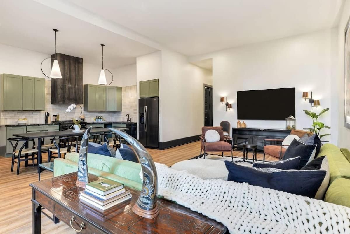 Stunning Designer Historic Heated Pool *