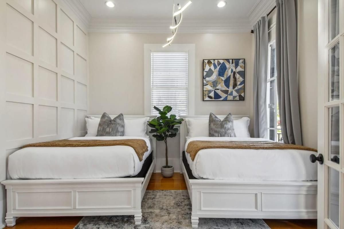 Stylish Modern With Hot Tub & Pergola New Orleans