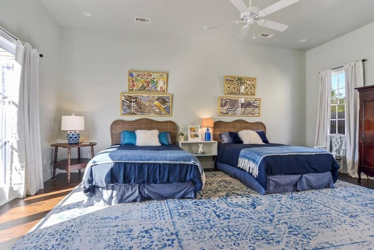 Contemporary Designer Near French Quarter Holiday home *